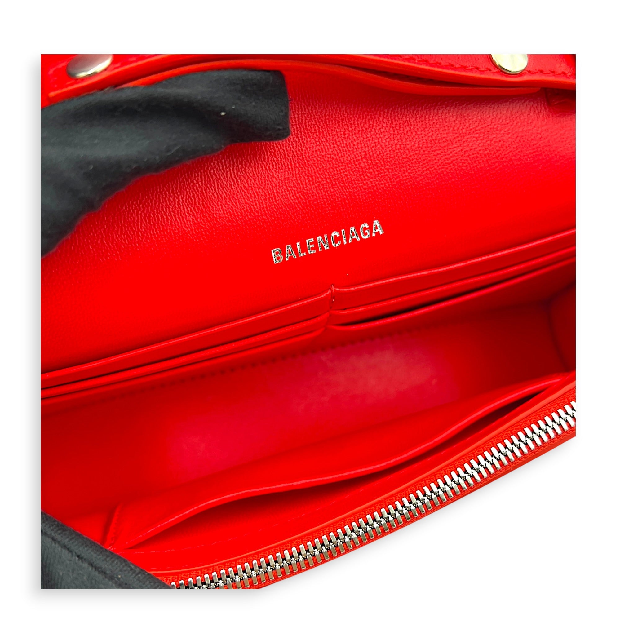 Hourglass Wallet On Chain Red in Calfskin, Silver hardware