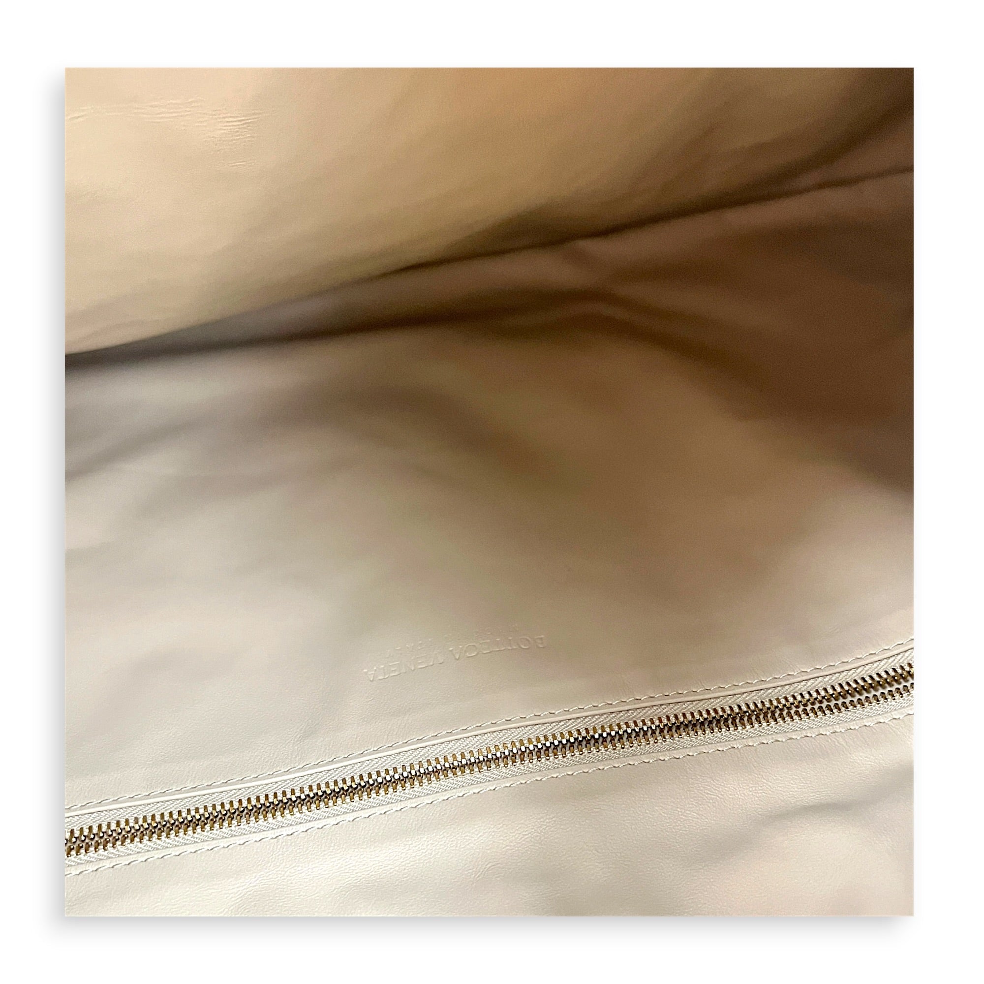 Hop Shoulder Bag Maxi Beige in Suede Leather