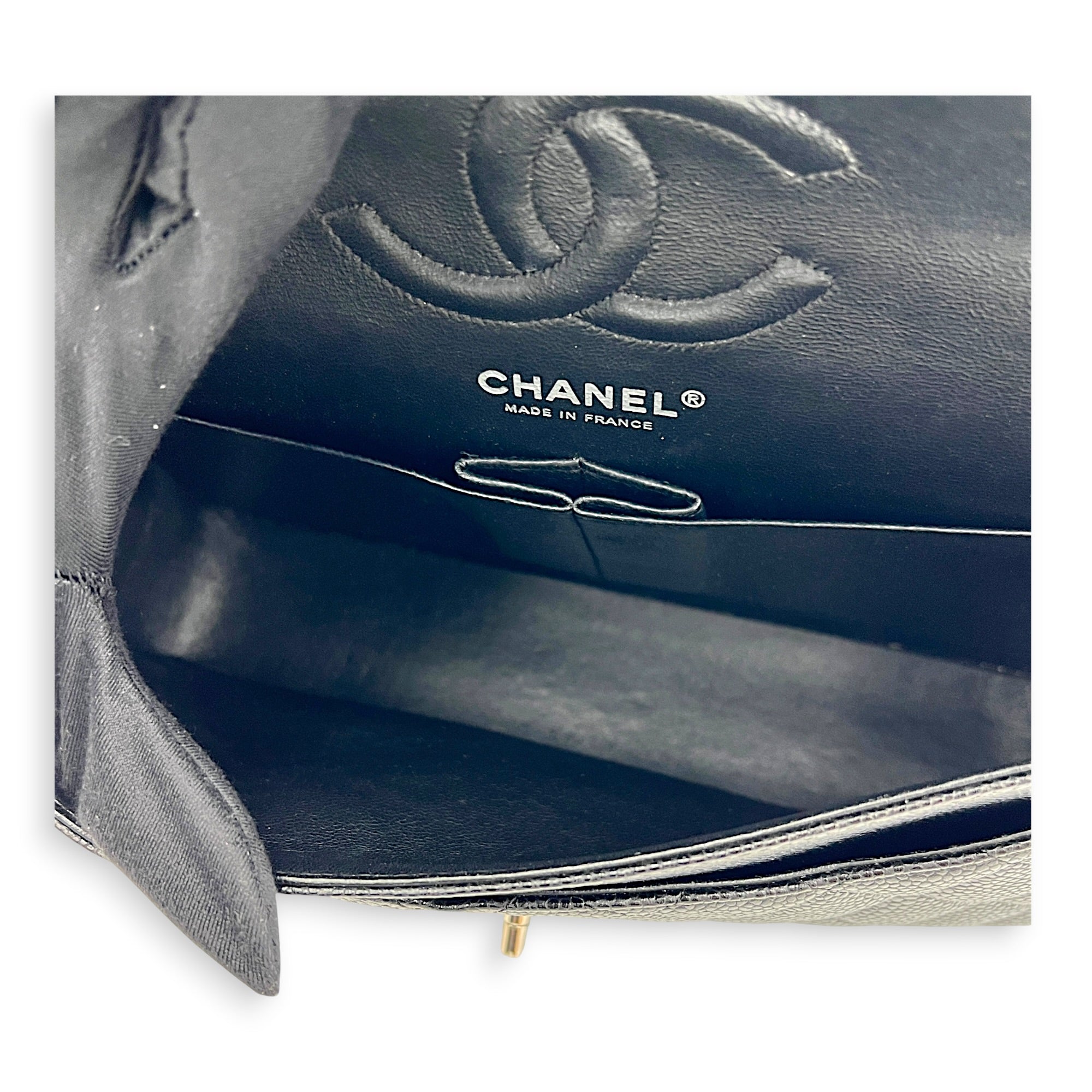 Classic Medium Black Shoulder Bag in Caviar Leather, Silver hardware