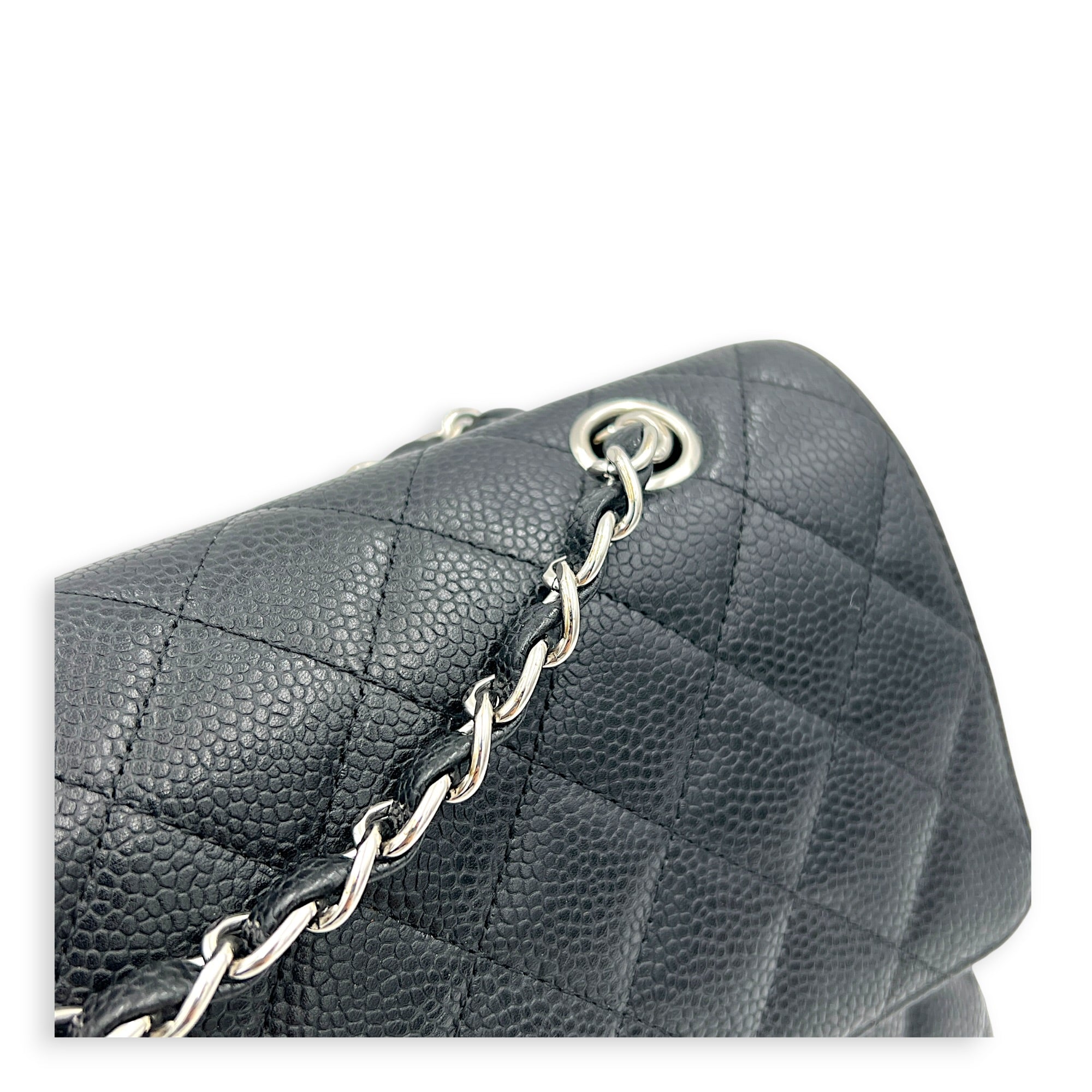 Classic Medium Black Shoulder Bag in Caviar Leather, Silver hardware