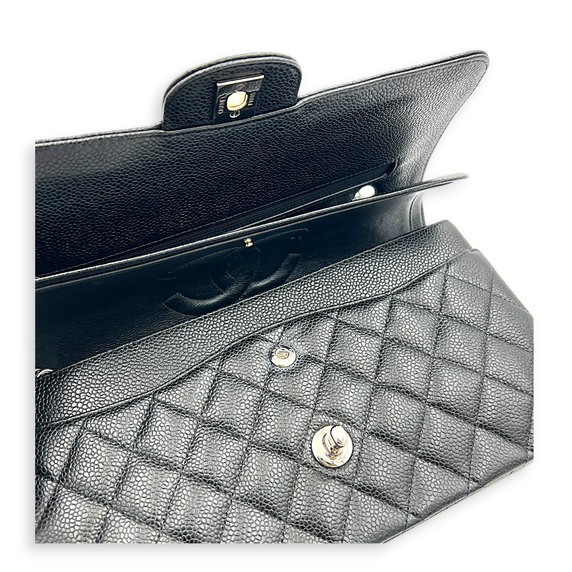 Classic Medium Black Shoulder Bag in Caviar Leather, Silver hardware