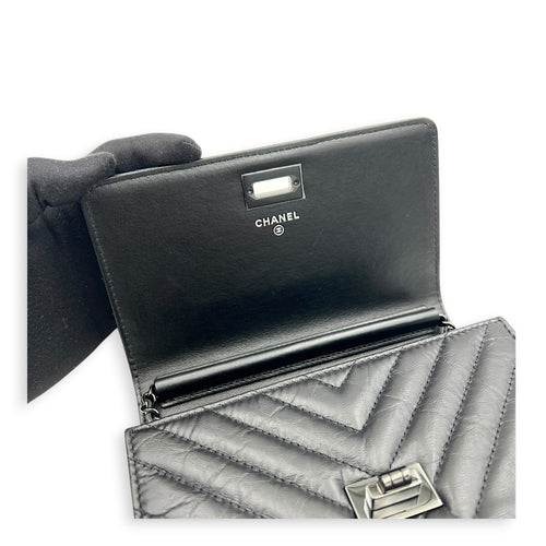 2.55 Wallet On Chain Black in Calfskin, Black hardware