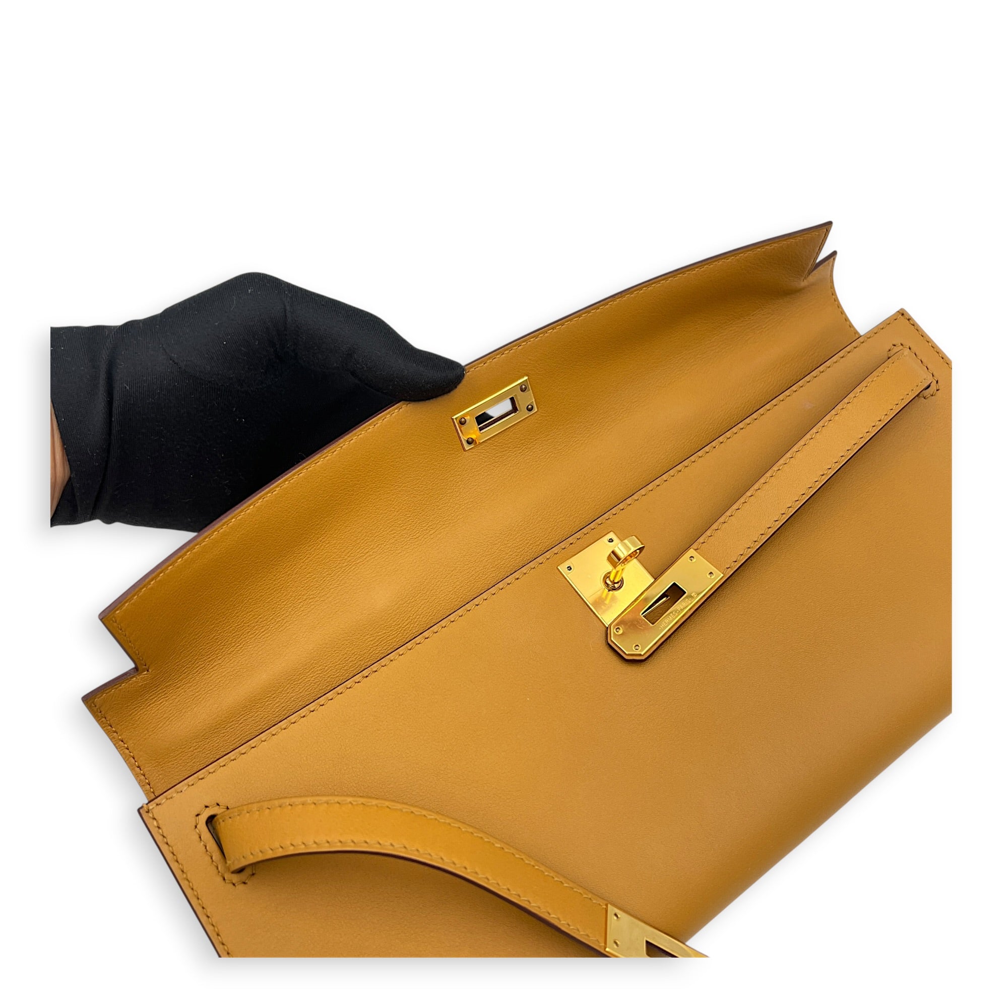 Kelly Cut Sesame Clutch in Swift, Gold hardware