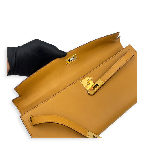 Kelly Cut Sesame Clutch in Swift, Gold hardware
