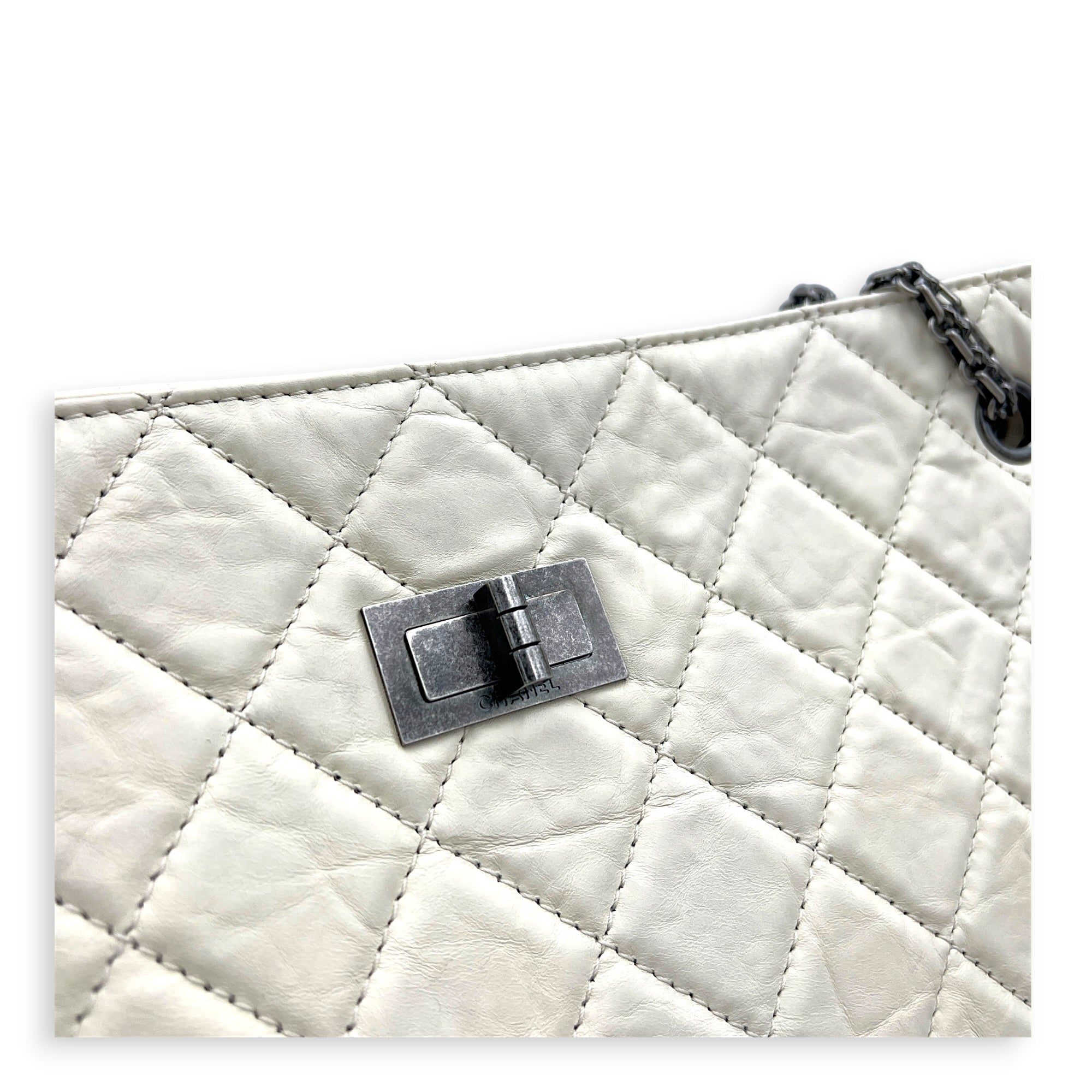 2.55 Tote Bag White in Distressed Leather, Gunmetal hardware