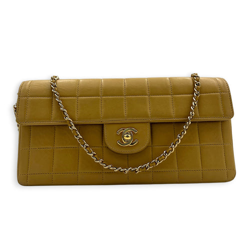 Chocolate Bar Shoulder Bag East West Beige in Lambskin, Gold hardware
