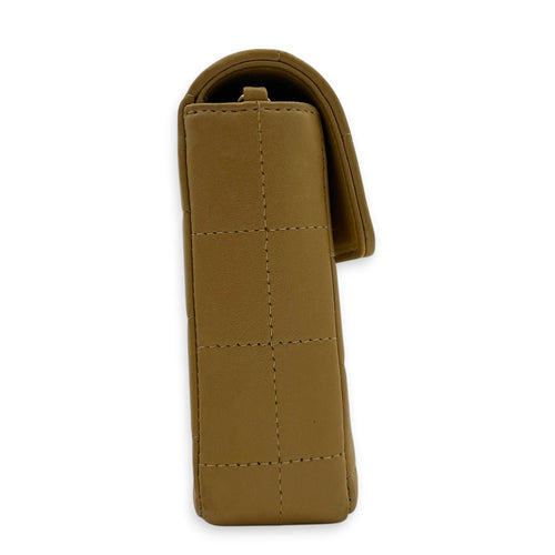 Chocolate Bar Shoulder Bag East West Beige in Lambskin, Gold hardware