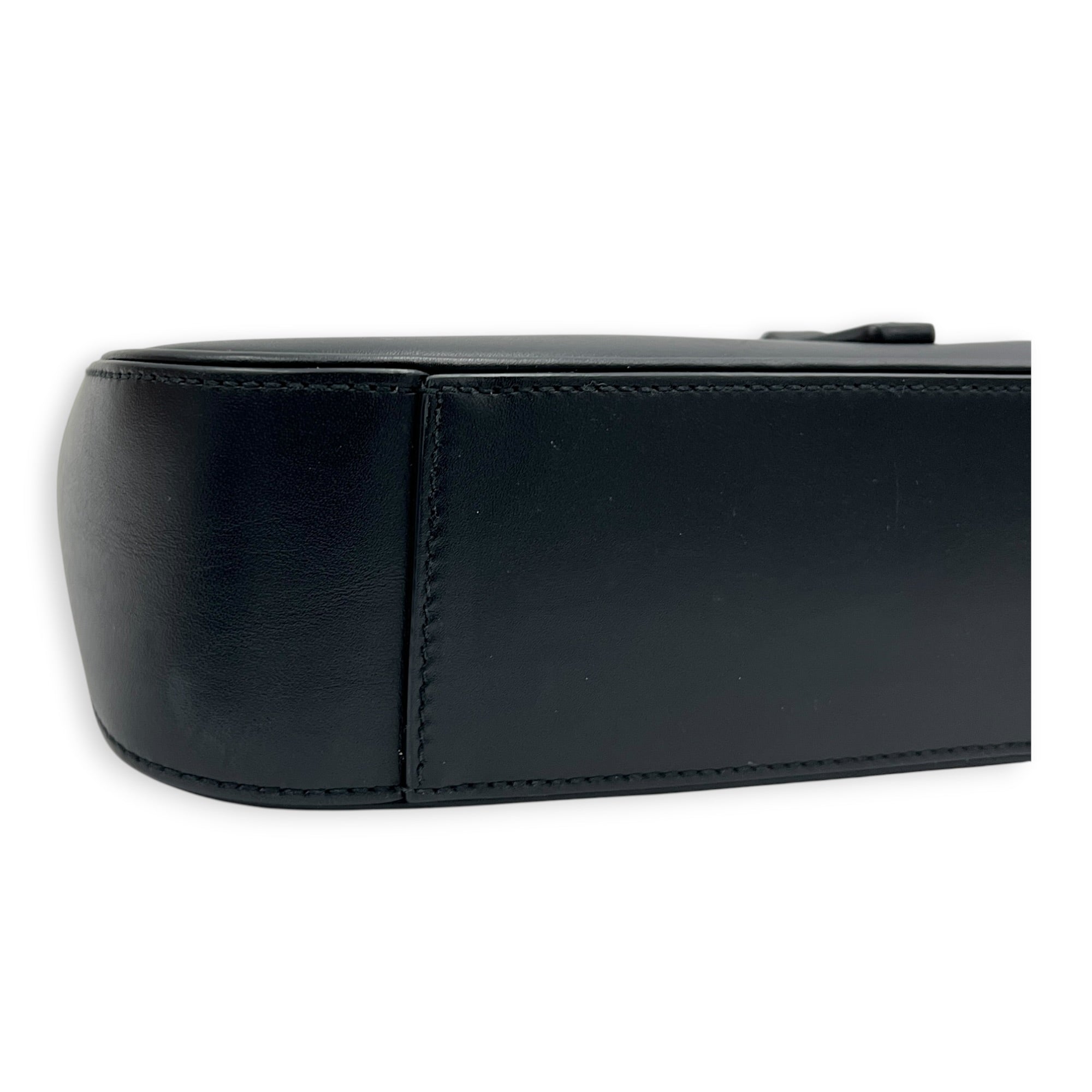 Le 5 A 7 Shoulder Bag Noir in Calfskin, Gold hardware