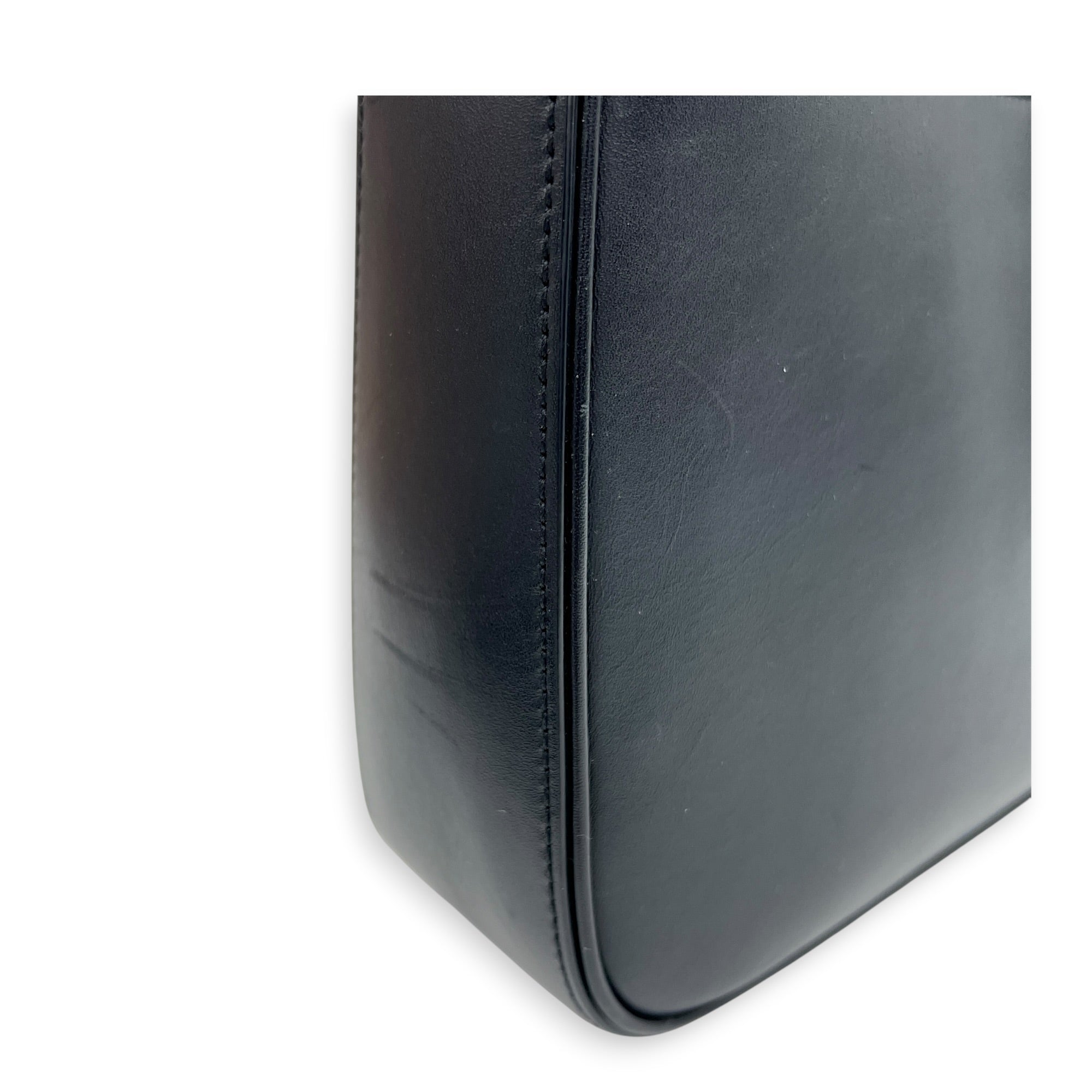 Le 5 A 7 Shoulder Bag Noir in Calfskin, Gold hardware