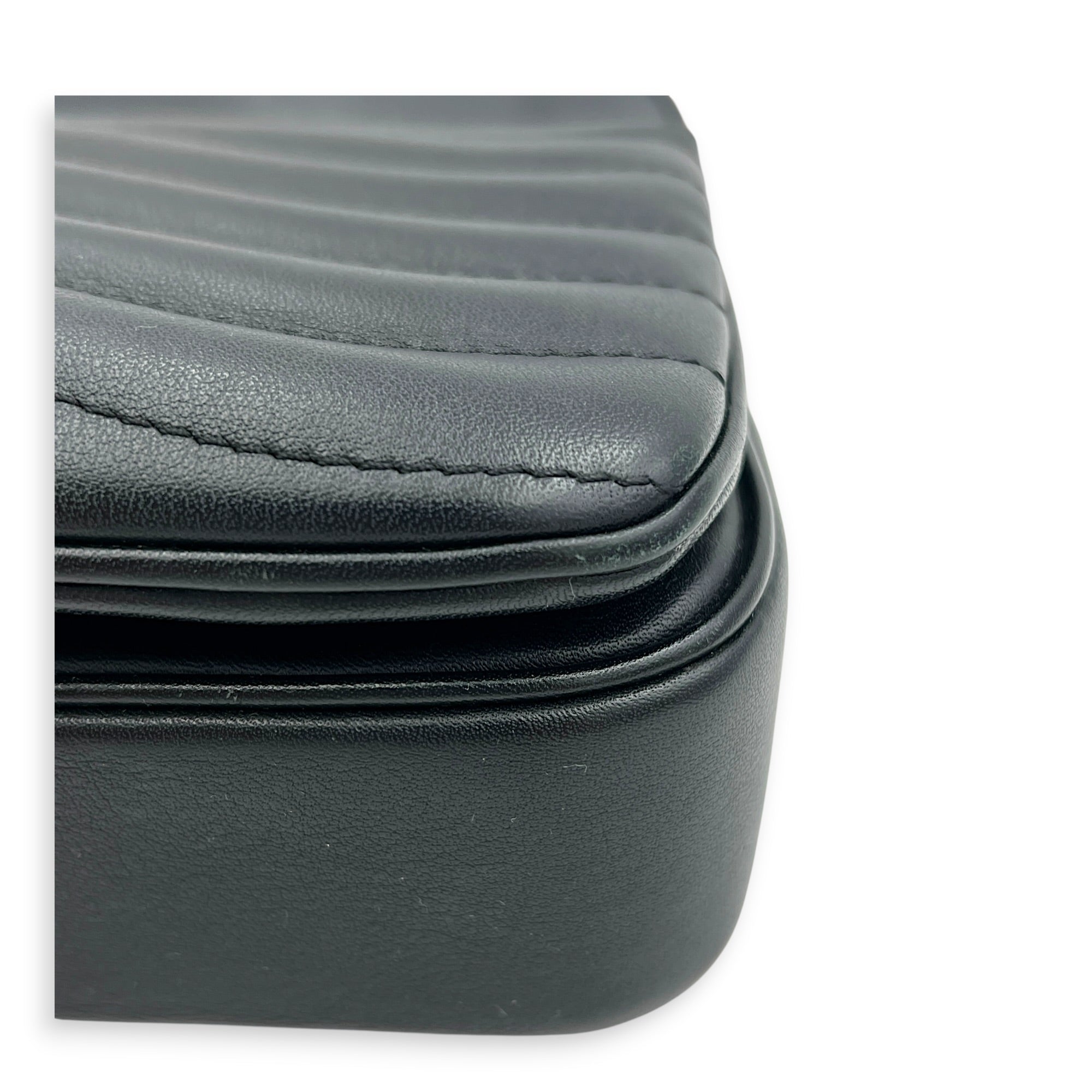 New Wave Shoulder Bag MM Black in Calfskin, Gold hardware