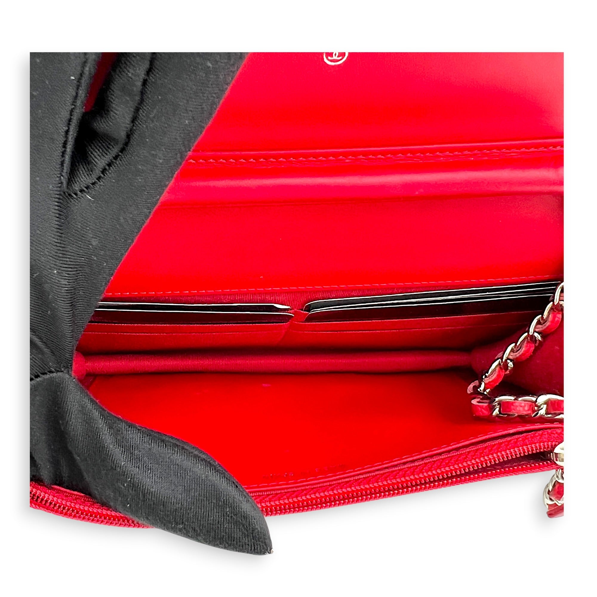 CC Red Wallet On Chain in Caviar Leather, Silver hardware