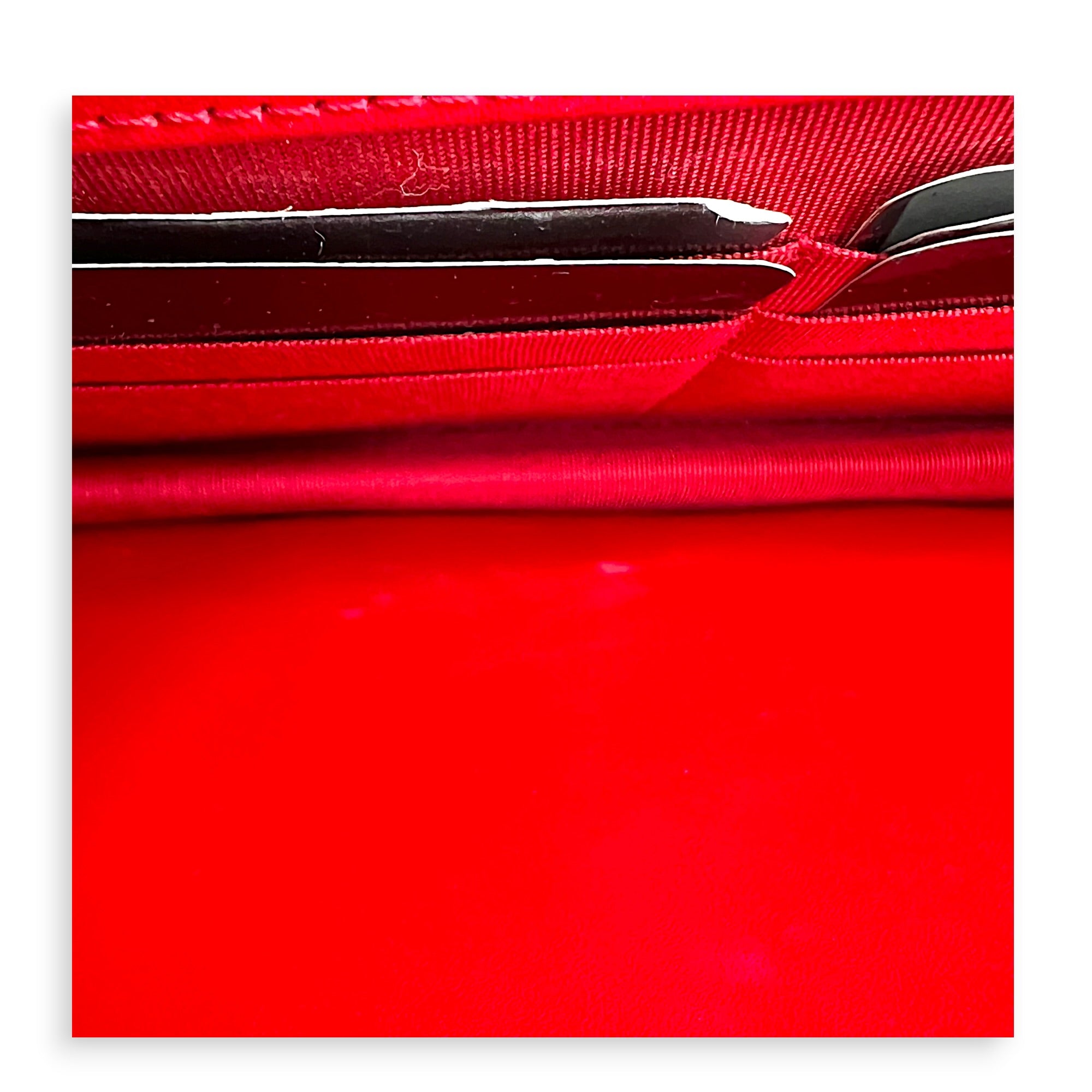 CC Red Wallet On Chain in Caviar Leather, Silver hardware