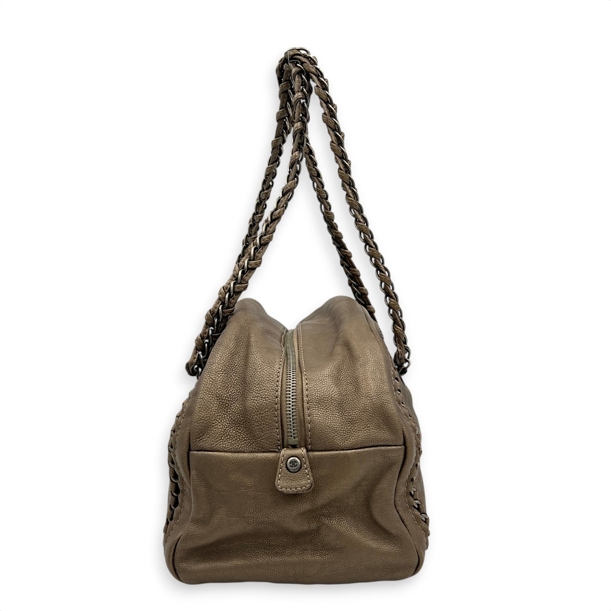Chain Trim Luxe Ligne Gold/Metallic Gold Shoulder Bag in Calfskin, Ruthenium hardware