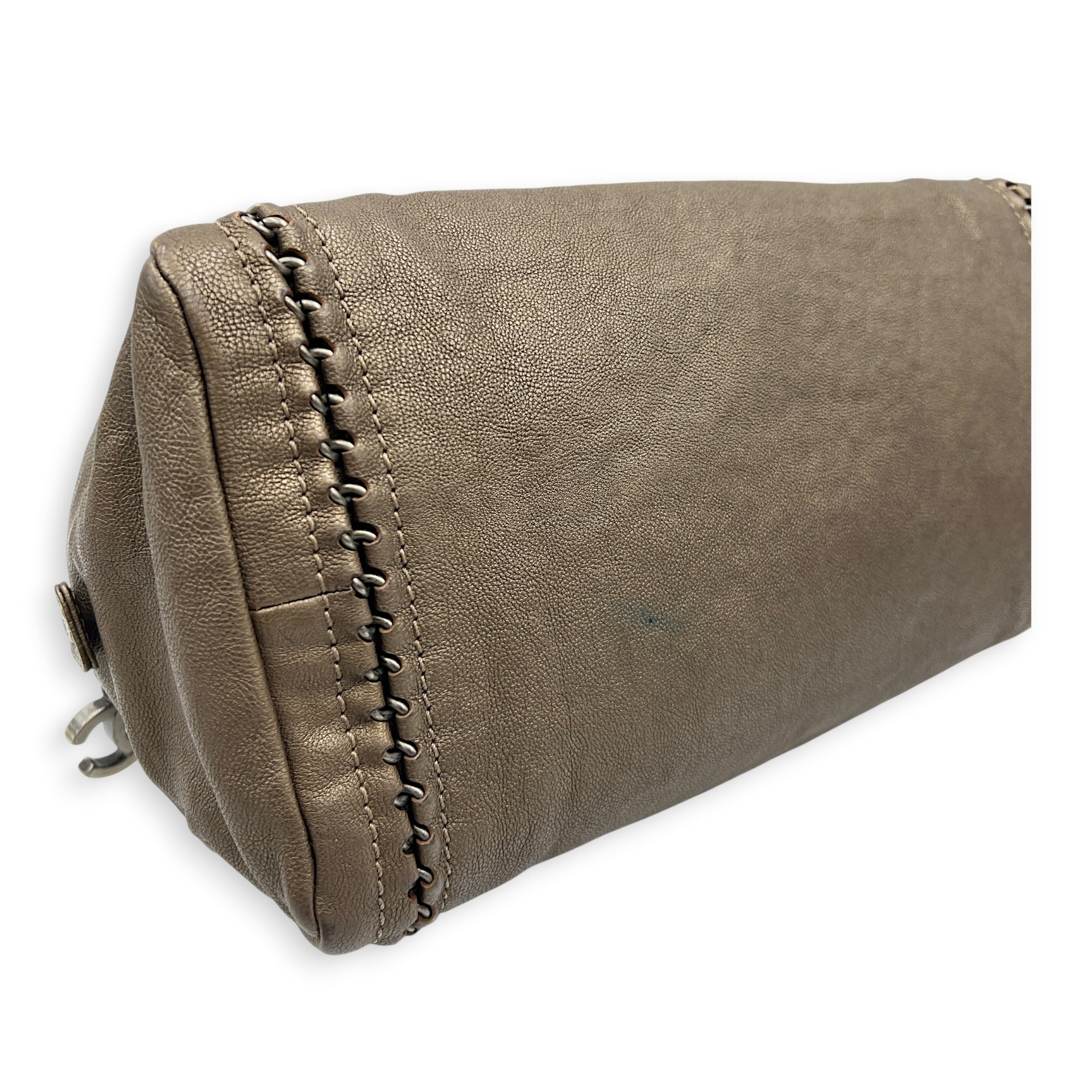 Chain Trim Luxe Ligne Gold/Metallic Gold Shoulder Bag in Calfskin, Ruthenium hardware