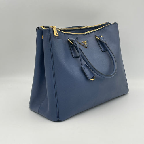 Galleria Large Top handle bag in Saffiano leather, Gold Hardware