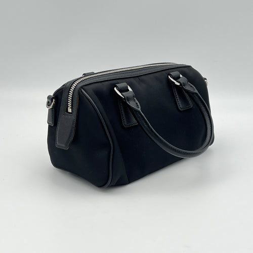 Re-Edition 2005 Top Handle Bag Black Top Handle Bag in Nylon, Silver hardware