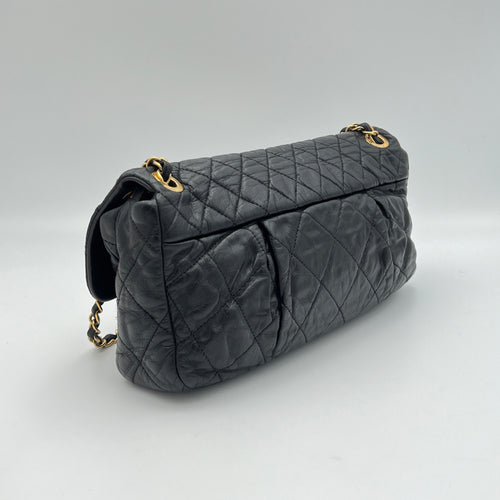 Quilted Flap Bag Black Shoulder Bag in Lambskin, Gold hardware