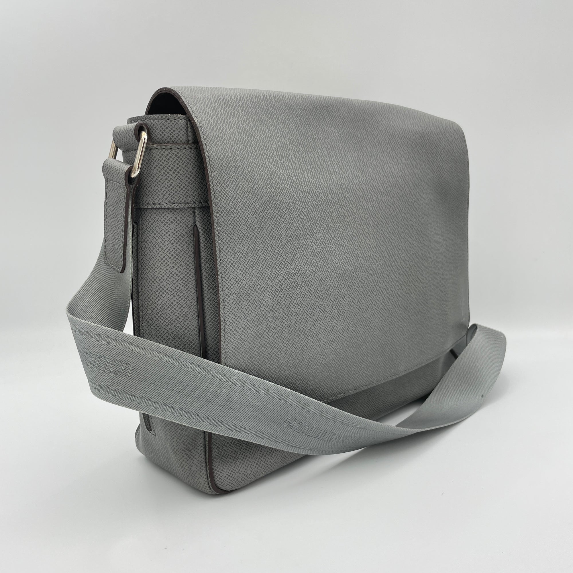 Roman MM Grey Messenger Bag in Taiga Leather, Silver hardware