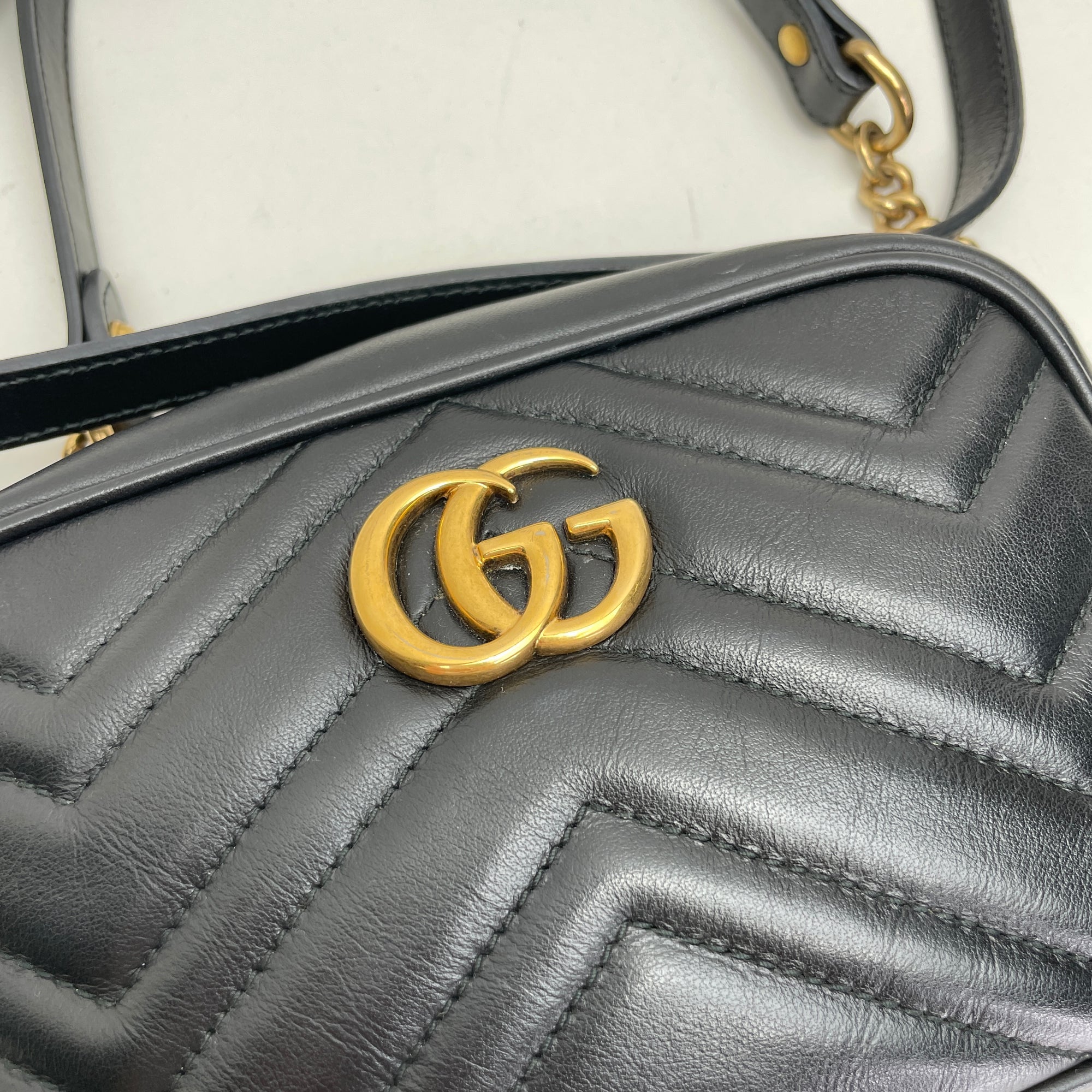 GG Marmont Mini Black Crossbody Bag in Calfskin, Gold hardware