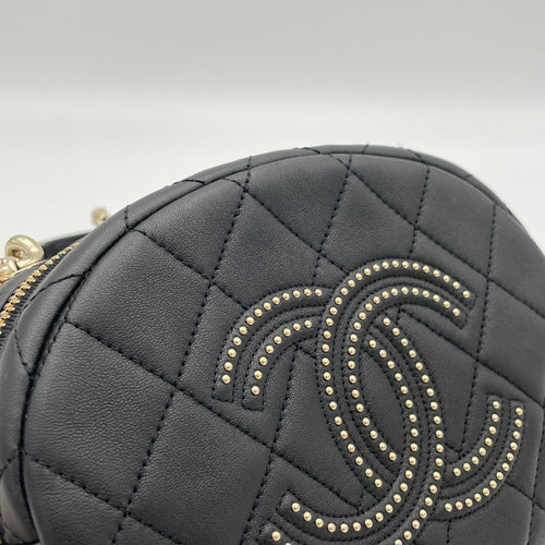 CC Quilted Round Black Crossbody Bag in Lambskin, Gold hardware