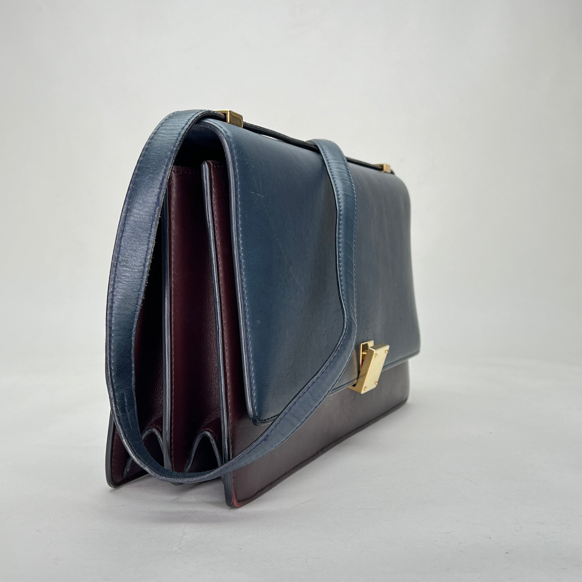 Case Flap Medium Navy Shoulder Bag in Calfskin, Gold hardware