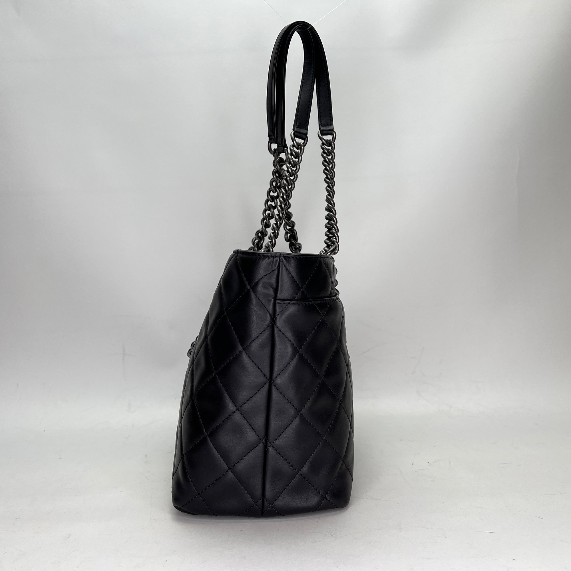 Matelasse shoulder bag Black Tote Bag in Calfskin, Ruthenium hardware