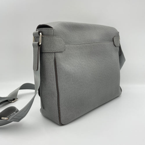 Roman MM Grey Messenger Bag in Taiga Leather, Silver hardware