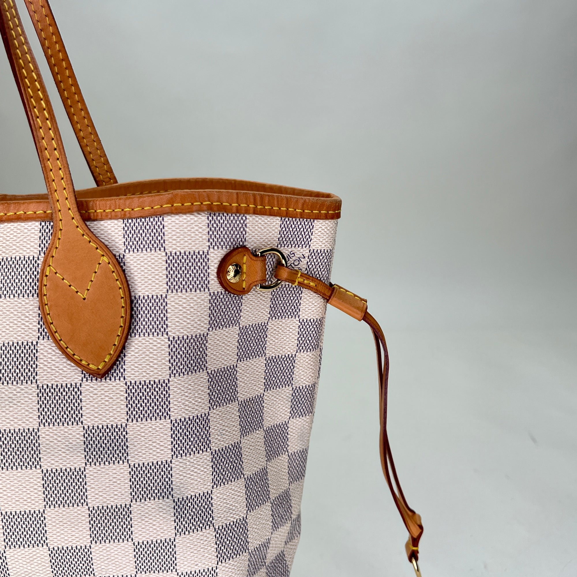 Neverfull Damier Azur PM White Tote Bag in Coated Canvas, Gold hardware