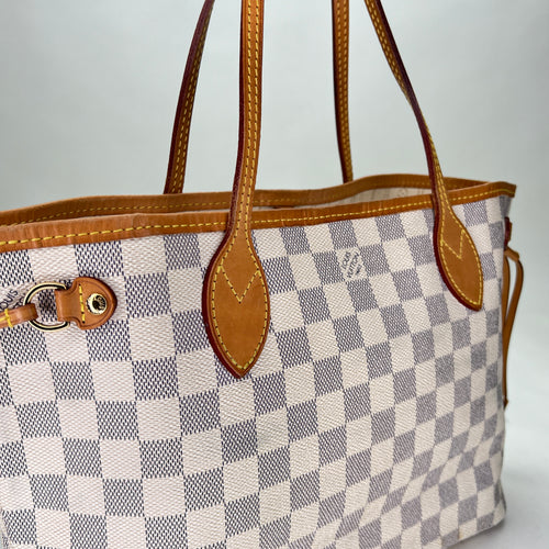 Neverfull Damier Azur PM White Tote Bag in Coated Canvas, Gold hardware