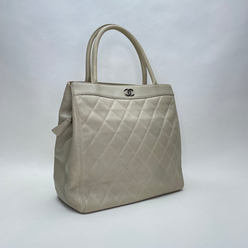 Vintage Quilted CC Beige Tote Bag in Lambskin, Silver hardware