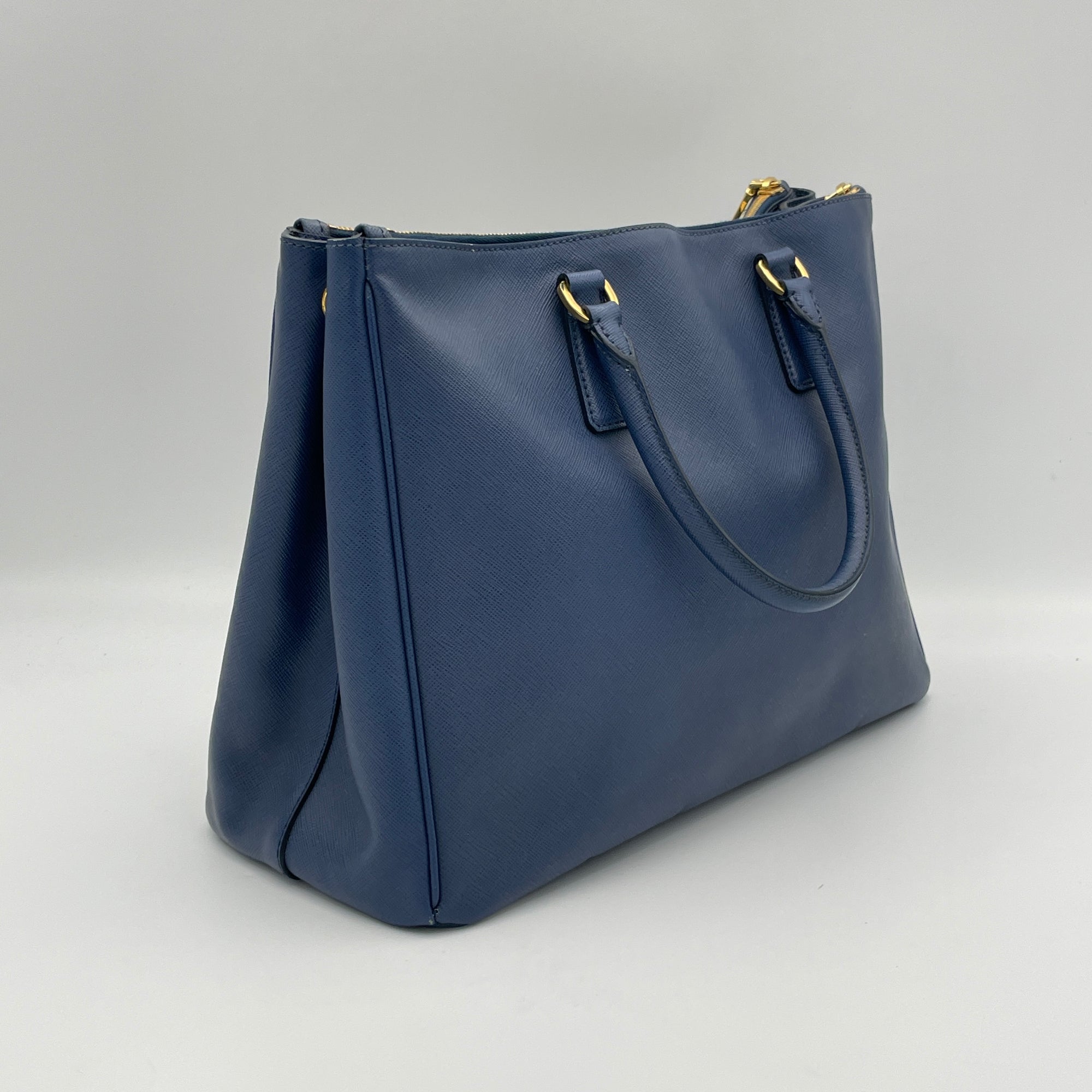 Galleria Large Top handle bag in Saffiano leather, Gold Hardware