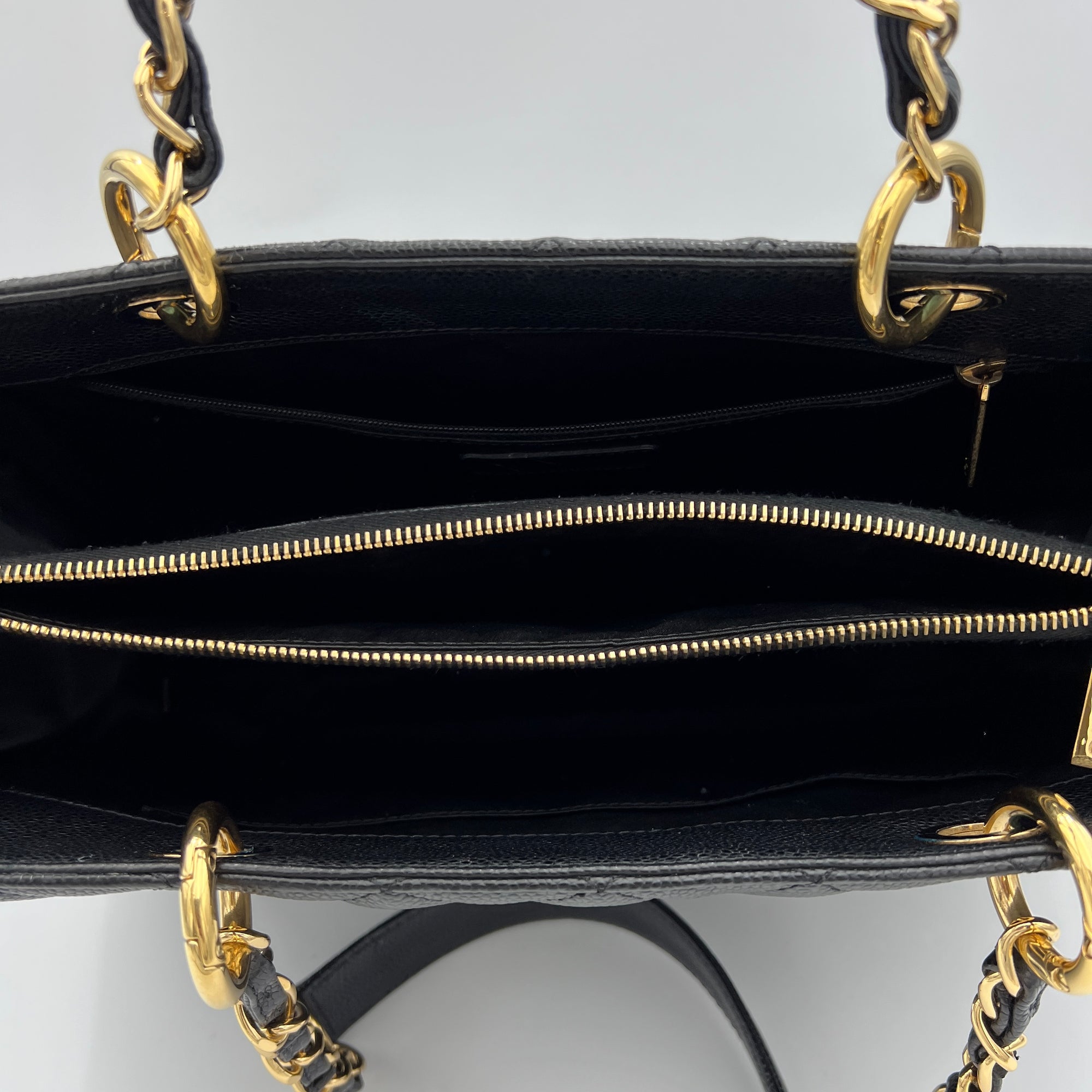 Grand Shopping Black Tote Bag in Caviar Leather, Gold hardware