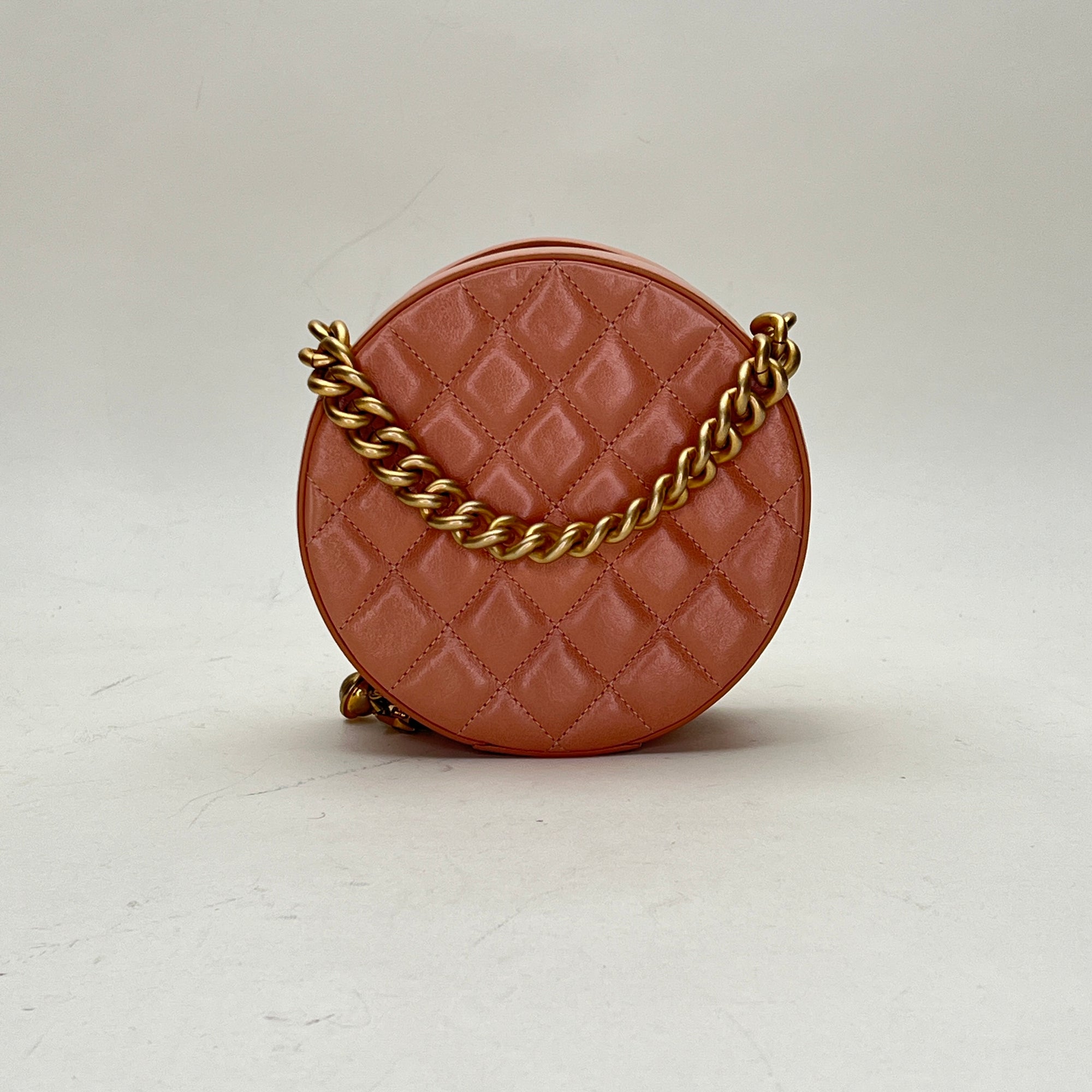 Round CC Pink Crossbody Bag in Calfskin, Gold hardware