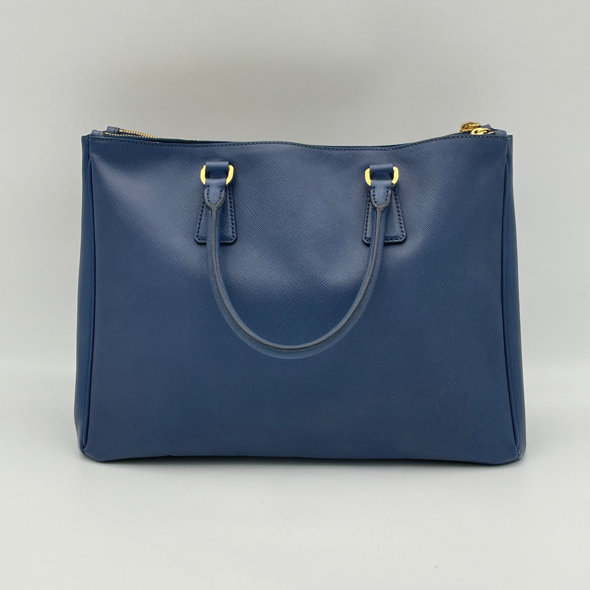 Galleria Large Top handle bag in Saffiano leather, Gold Hardware