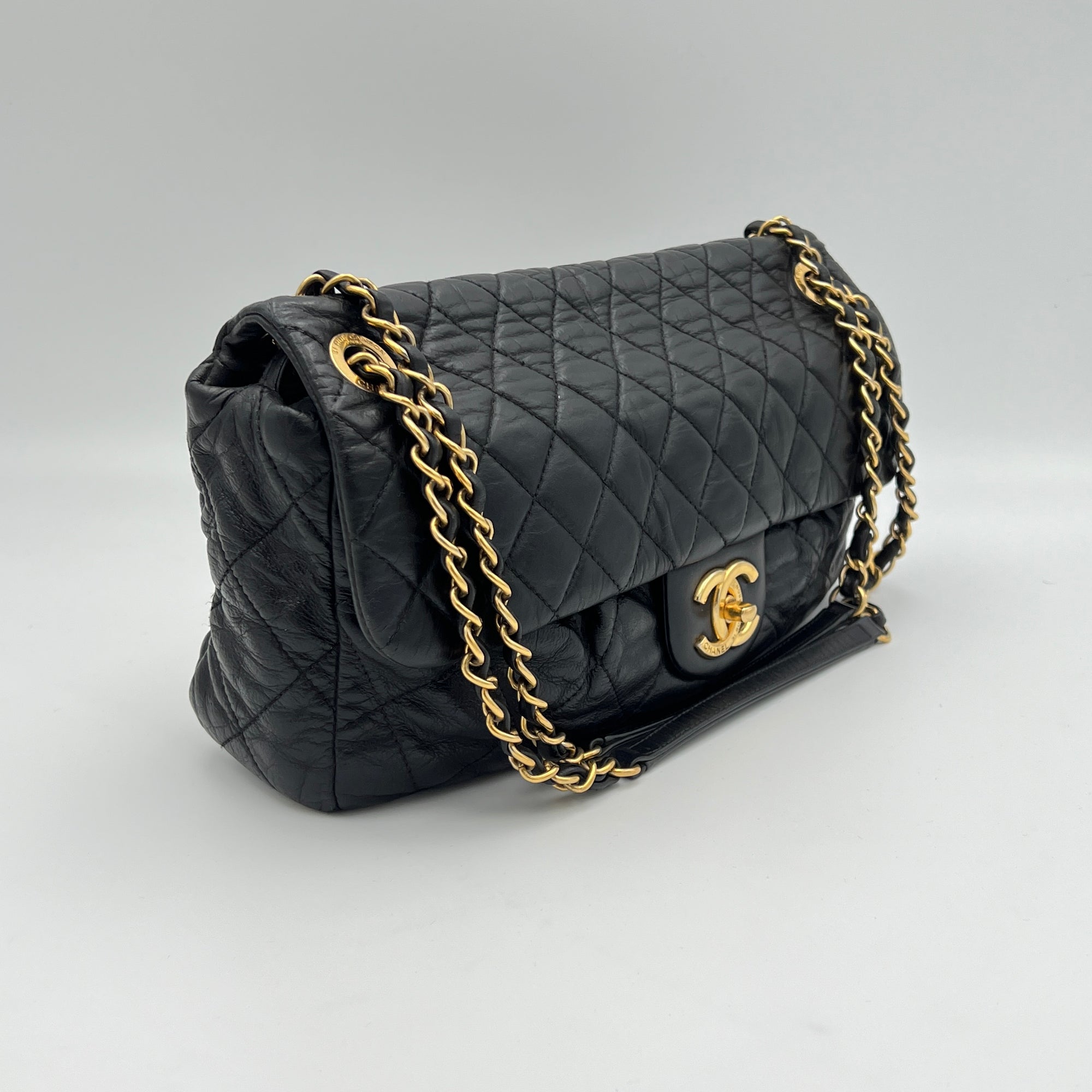 Quilted Flap Bag Black Shoulder Bag in Lambskin, Gold hardware