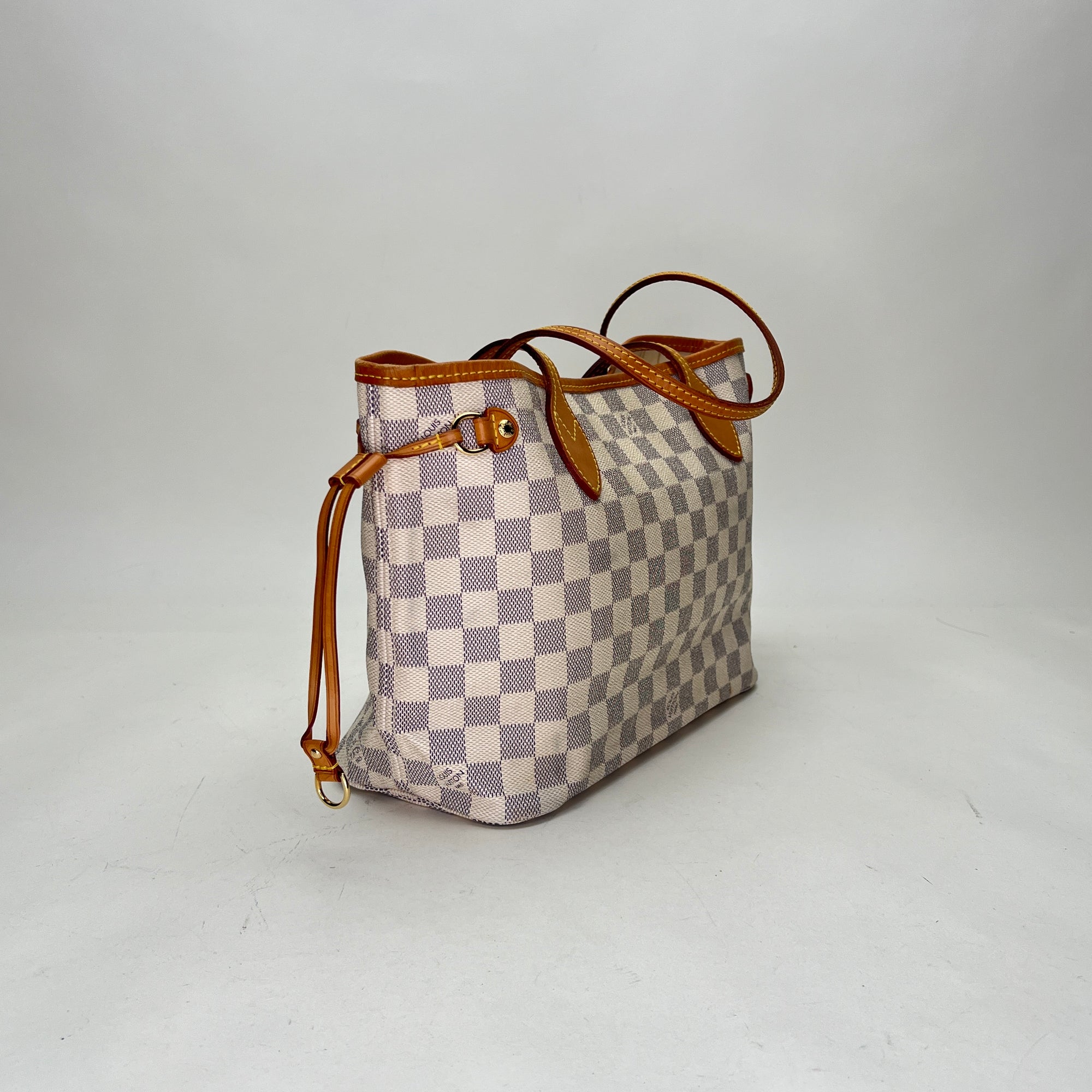 Neverfull Damier Azur PM White Tote Bag in Coated Canvas, Gold hardware