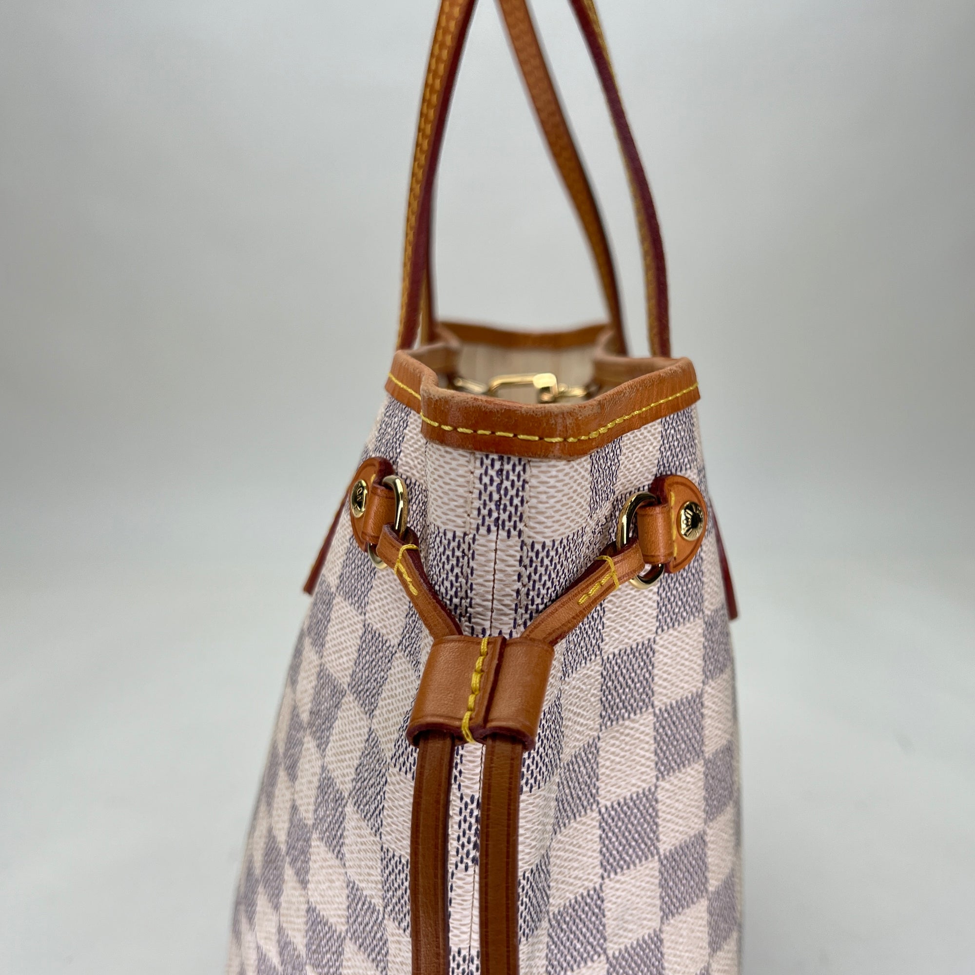 Neverfull Damier Azur PM White Tote Bag in Coated Canvas, Gold hardware