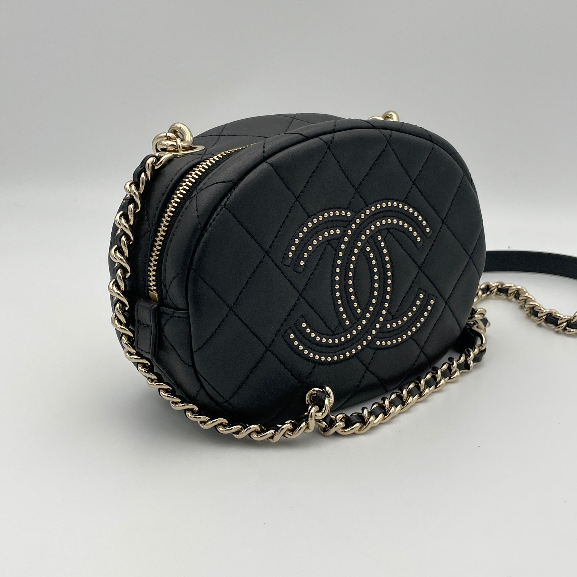 CC Quilted Round Black Crossbody Bag in Lambskin, Gold hardware