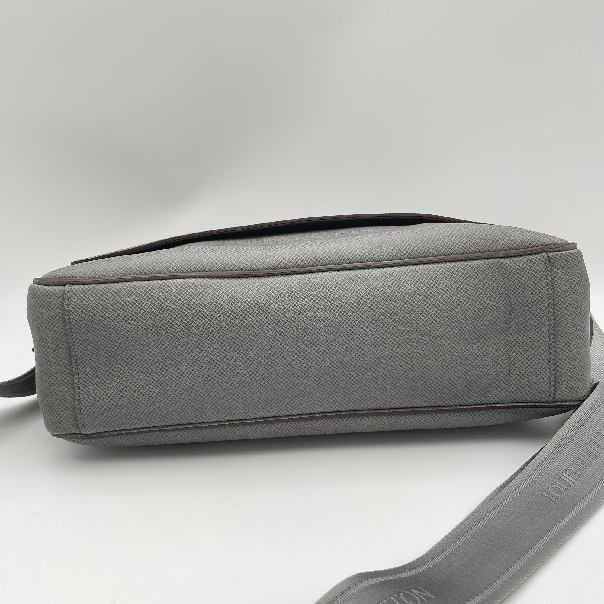 Roman MM Grey Messenger Bag in Taiga Leather, Silver hardware