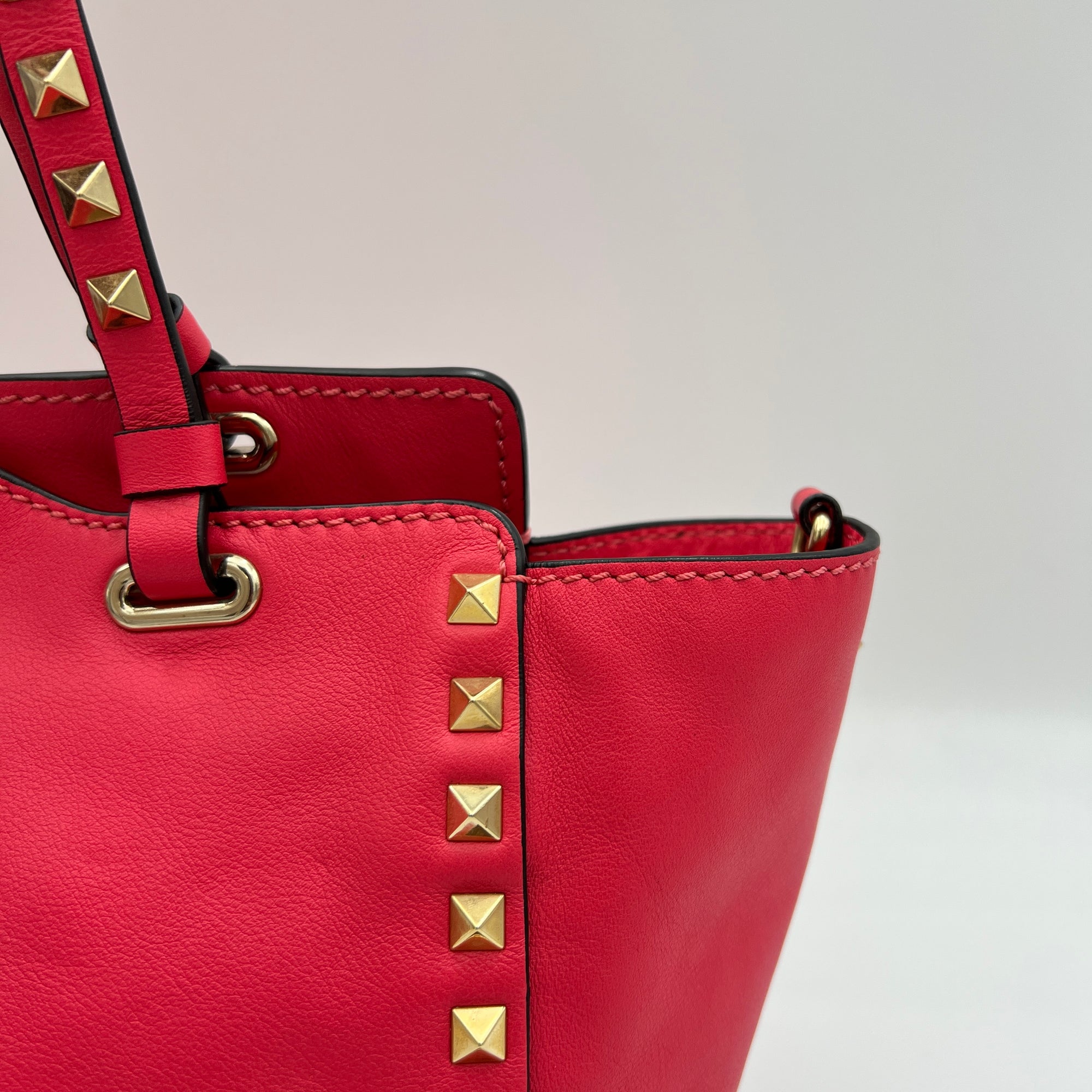 Rockstud Pink Top Handle Bag in Calfskin, Gold hardware