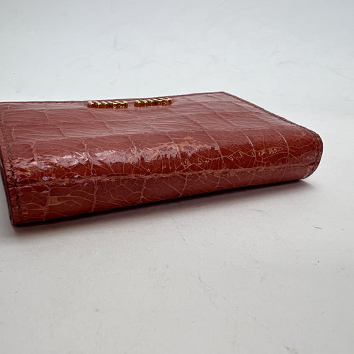 Bi-Fold Pink Card Holder in Crocodile Embossed Calfskin, Gold hardware