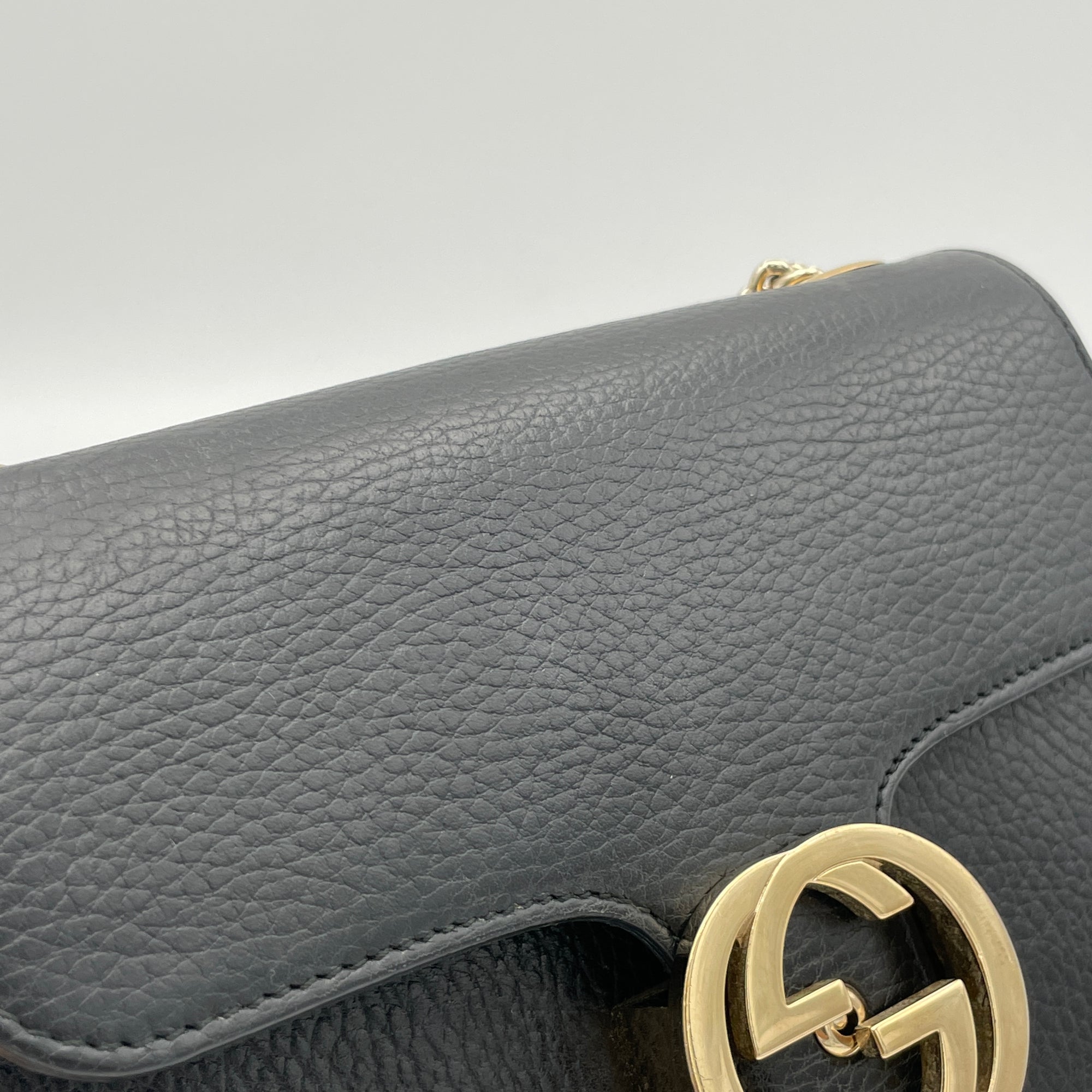 GG Interlock Flap Black Crossbody Bag in Calfskin, Gold hardware