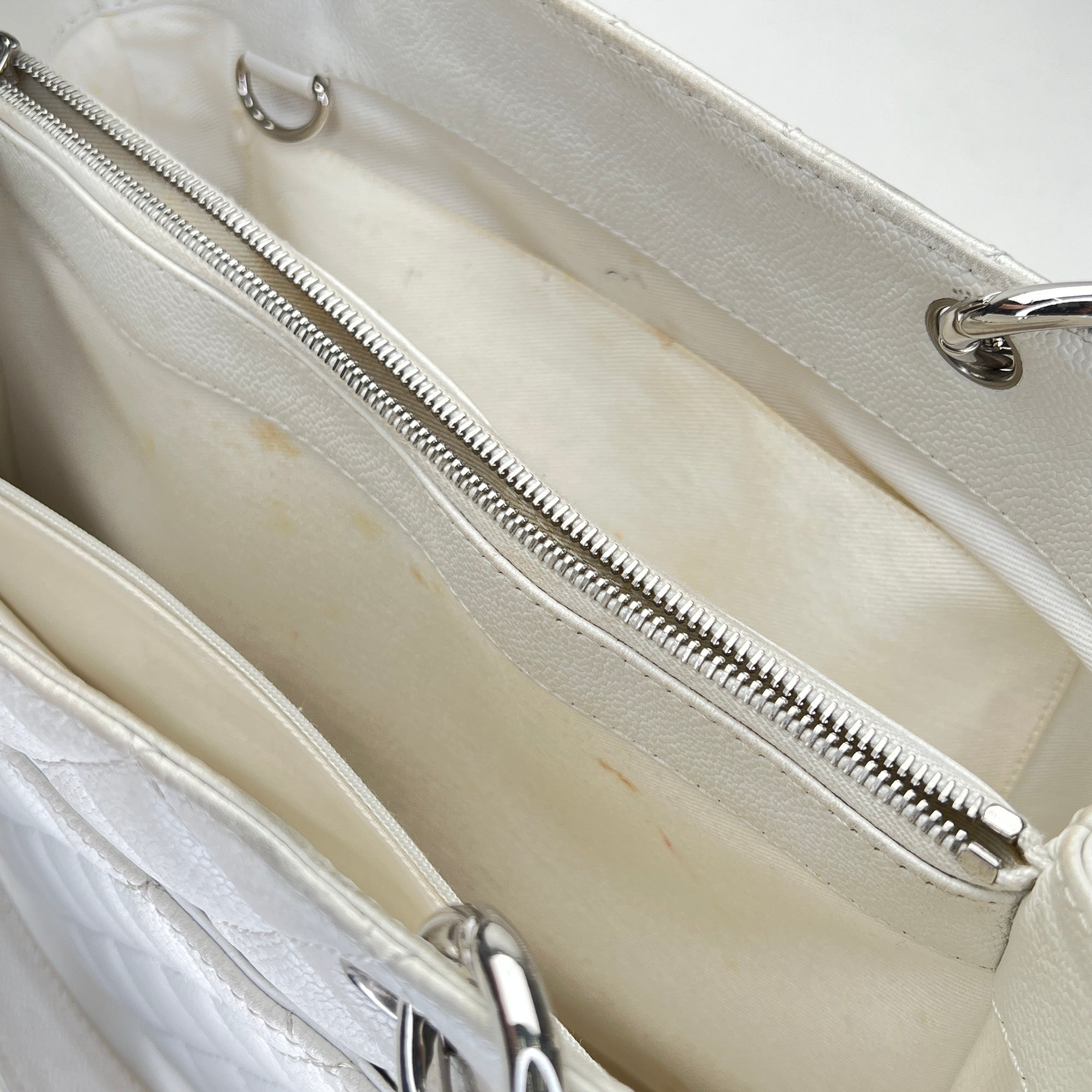 GST White Shoulder Bag in Caviar Leather, Silver hardware