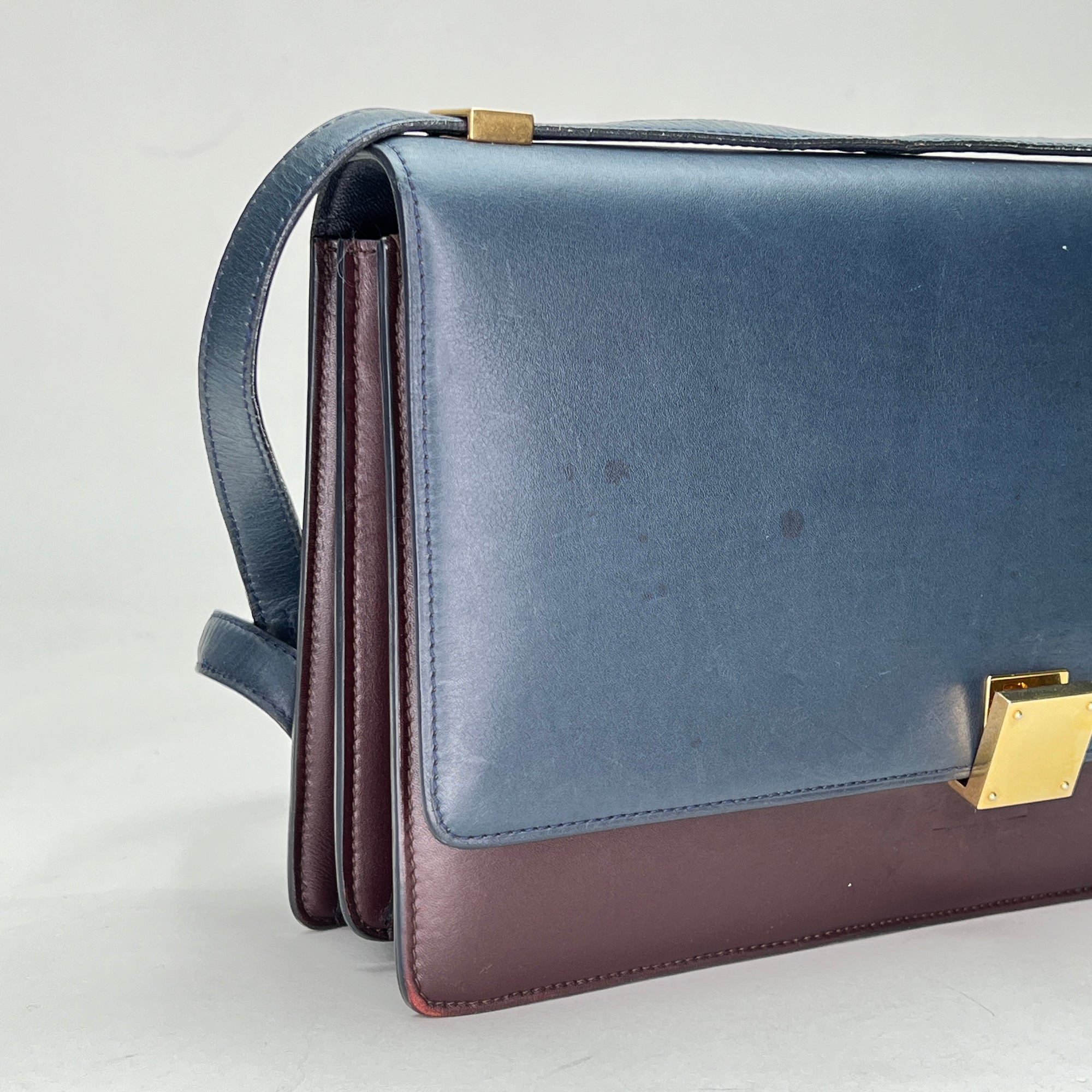 Case Flap Medium Navy Shoulder Bag in Calfskin, Gold hardware