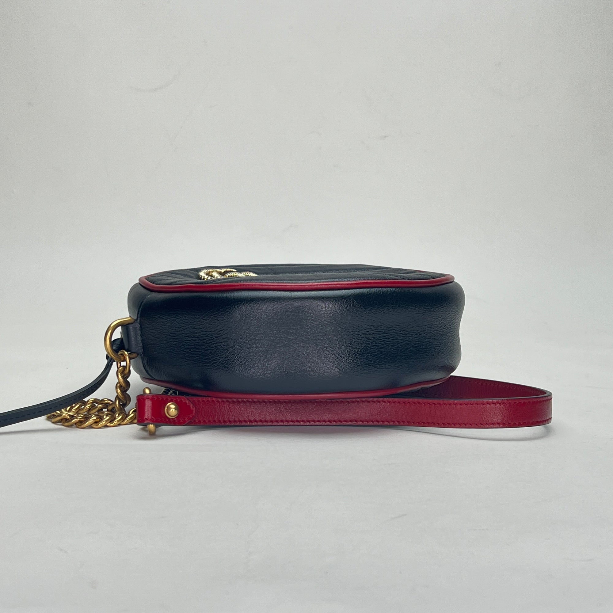 GG Marmont Round Black Crossbody Bag in Calfskin, Gold hardware