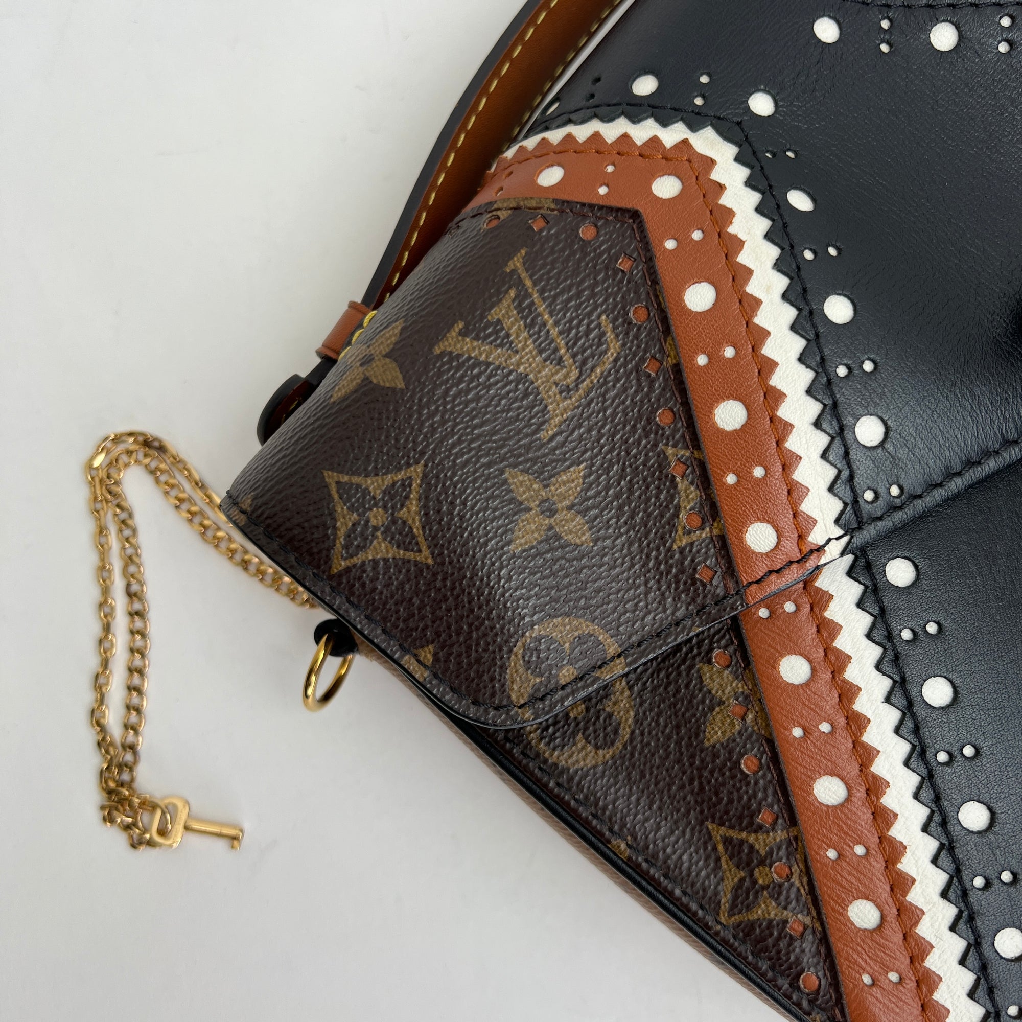 Metis Pochette MM Brown Crossbody Bag in Monogram Coated Canvas, Gold hardware