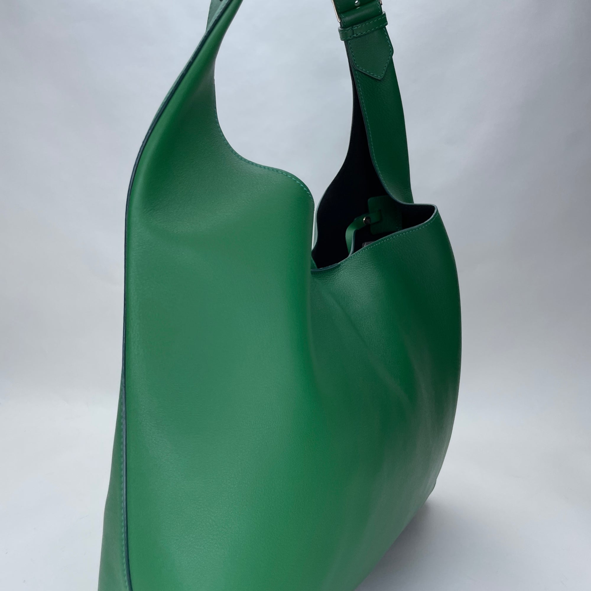 HDG Hobo Green Shoulder Bag in Calfskin, Gold hardware