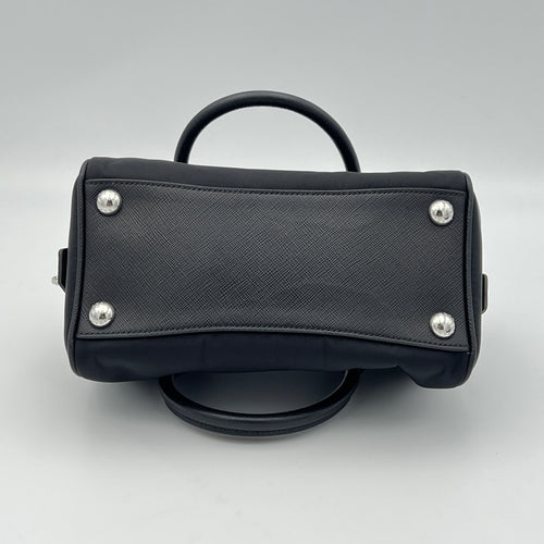 Re-Edition 2005 Top Handle Bag Black Top Handle Bag in Nylon, Silver hardware