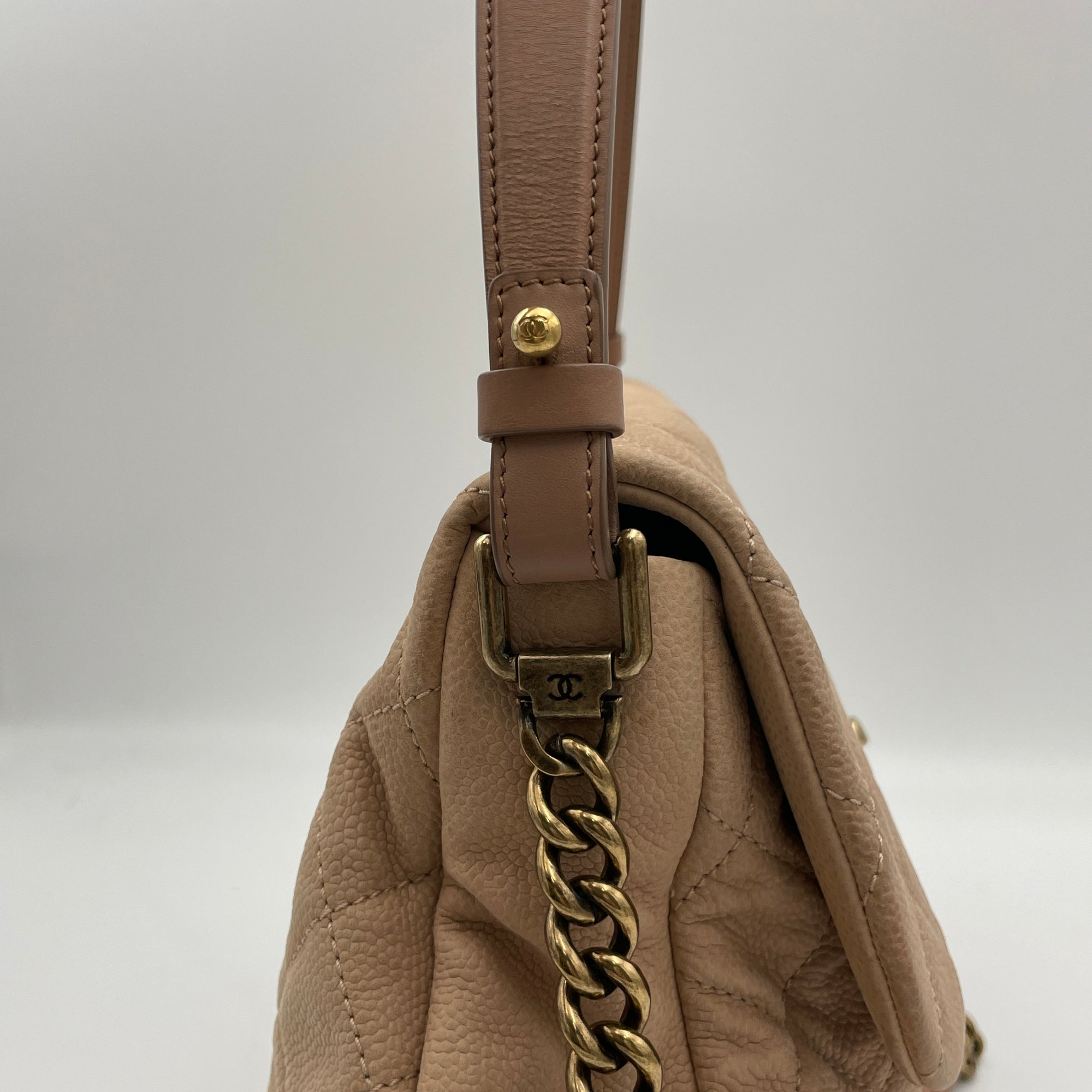 Flap Bag Beige Shoulder Bag in Lambskin, Gold hardware