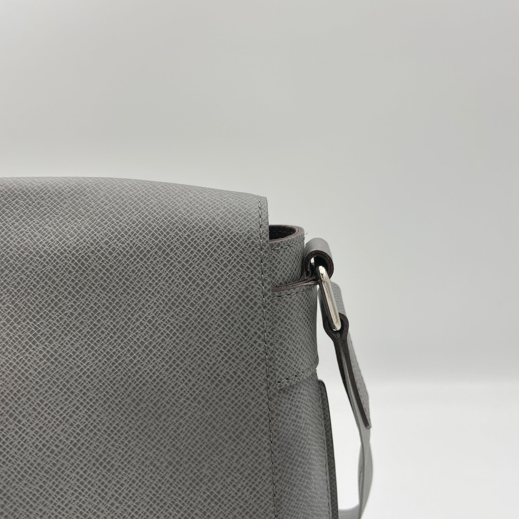 Roman MM Grey Messenger Bag in Taiga Leather, Silver hardware